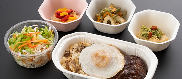 Inflight dining / JAL Economy Class Be surprised by our original meals collaboratively designed with famous restaurants and brands widely enjoyed by people in Japan.