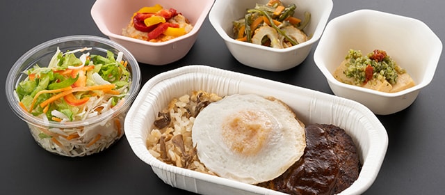 Inflight dining / JAL Premium Economy Class Be surprised by our original meals collaboratively designed with famous restaurants and brands widely enjoyed by people in Japan.