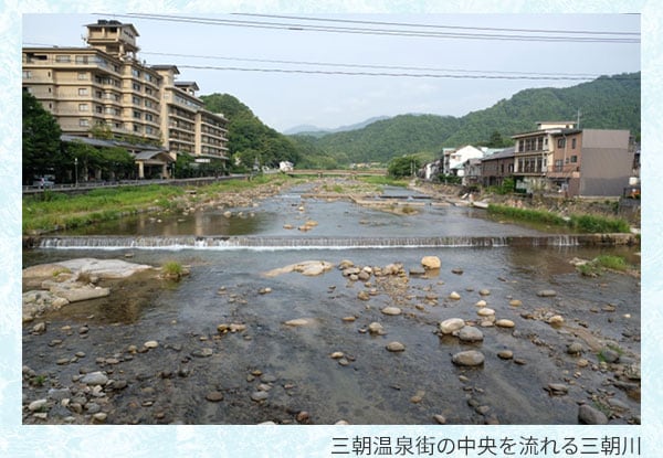 三朝温泉街の中央を流れる三朝川